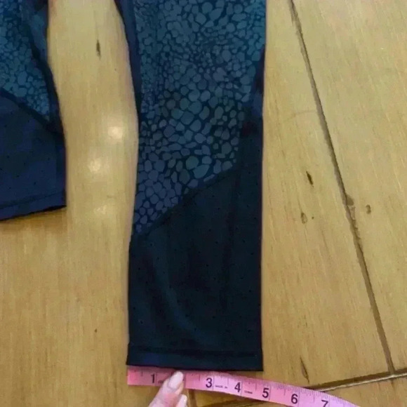 Athleta activewear exercise Leggings Small Black Gray Leopard Print Cropped - Picture 10 of 12